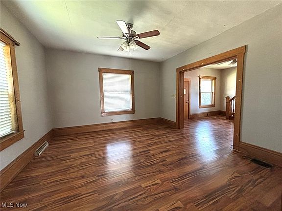 4th image of 255 E Park Ave