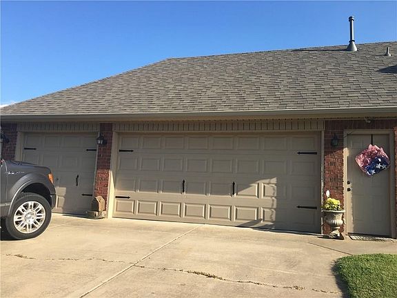 3 car at back on culdesac