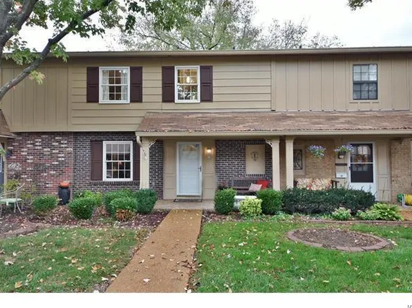 245 Carmel Woods Dr, Ballwin, MO 63021