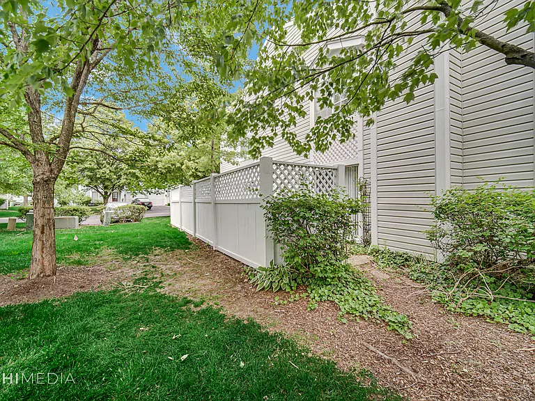 425 Monmouth Ct — Photo 22