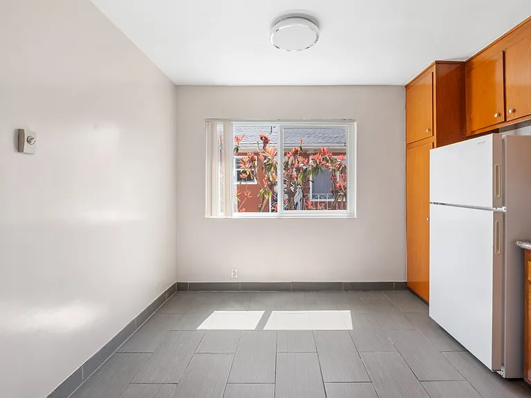 710 E 6th St — Photo 11
