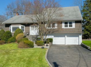 20 Retiro Ln, New Rochelle, NY 10804