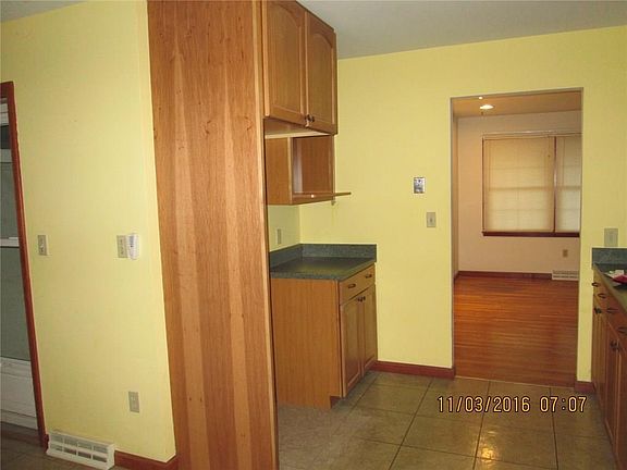 5th image of 649 Marilyn Dr