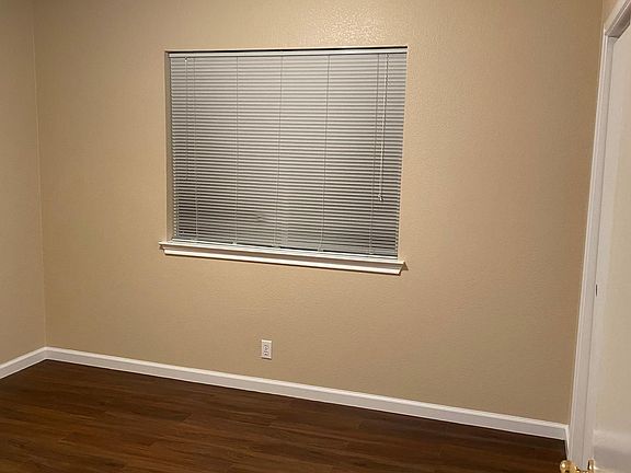 2nd image of 1701 Columbine Ln
