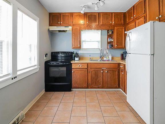 5th image of 2132 N Hampton Ct