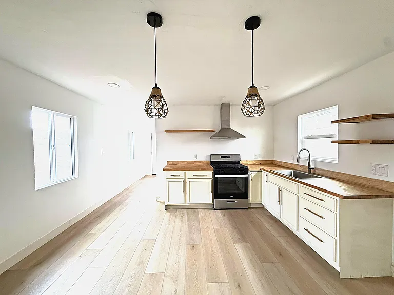 577 Florence St — Photo 12