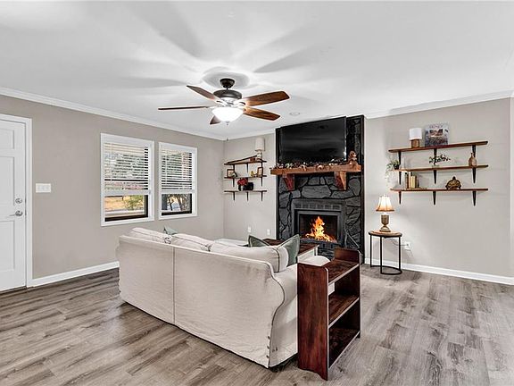 4th image of 389 Fox Ridge Ct