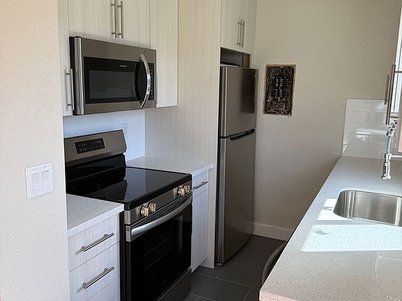 3rd image of 10317 NE Hoyt St #10
