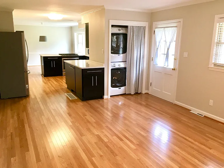 836 Surrey Ln — Photo 8