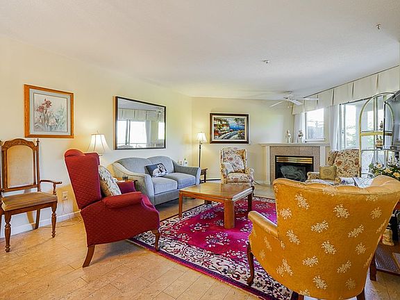 4th image of 74 Richmond St #205