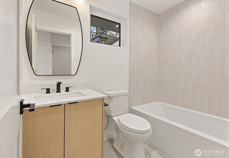 5th image of 10746 Interlake Avenue N