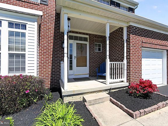 2nd image of 222 Hope Ct W