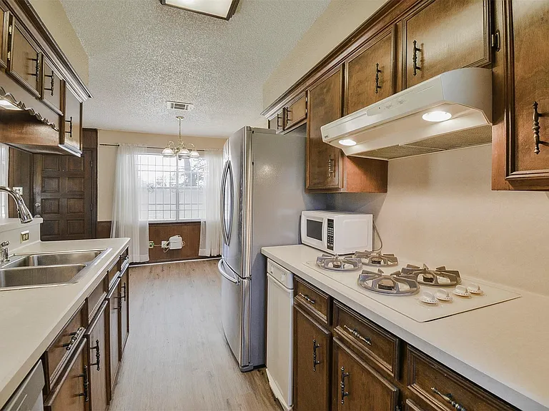 13915 Roundstone Ln — Photo 15