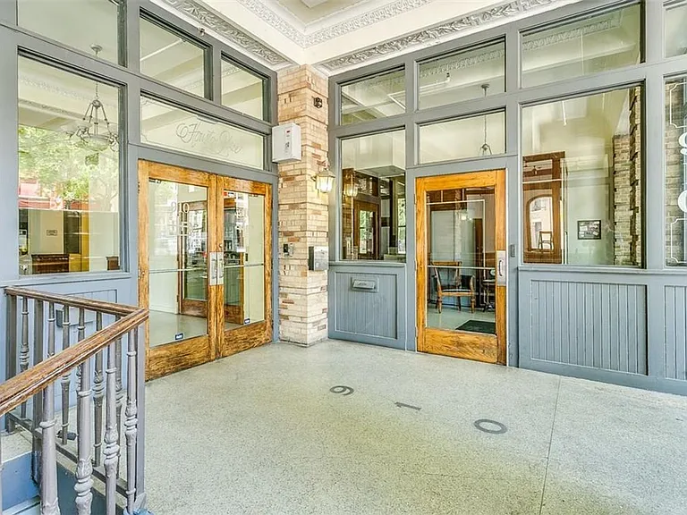 910 Houston St #301 — Photo 4