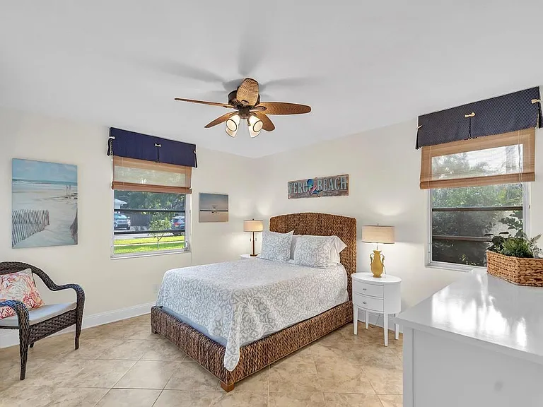 Guest or 2nd bedroom, loaded with light!