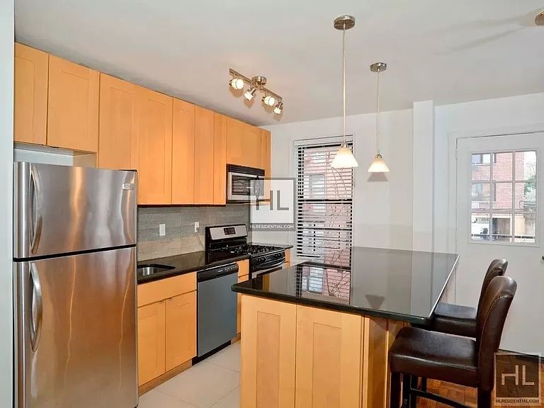 665 Thwaites Pl #1T — Photo 1