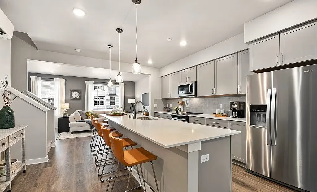 3 bed, 2.5 bath, 1800 sqft, $3,200 — Photo 3