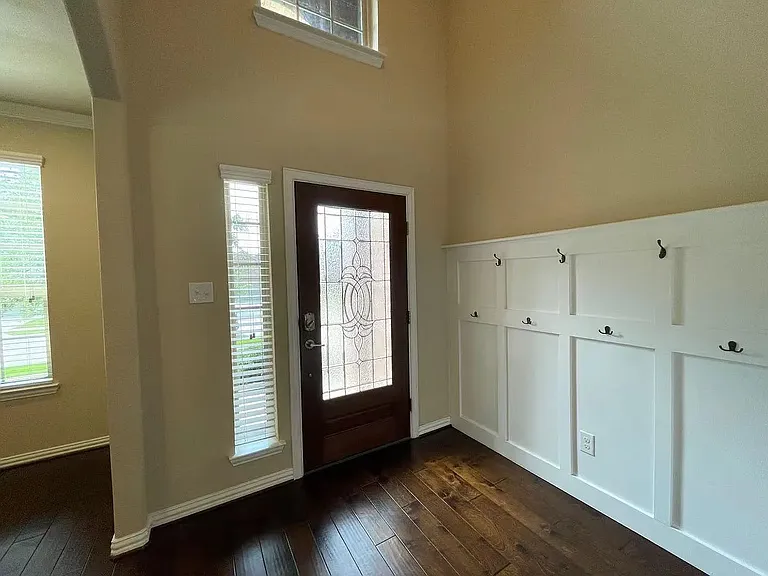 1700 Medina Ln — Photo 4