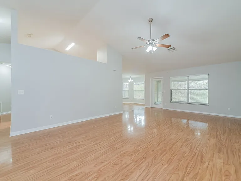 1923 Southern Oak Loop — Photo 3
