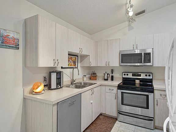 5th image of 4372 SW Elaine Court