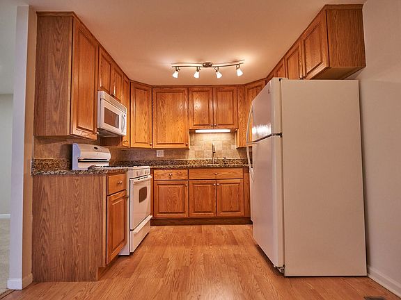 3rd image of 1336 Yarmouth Ct