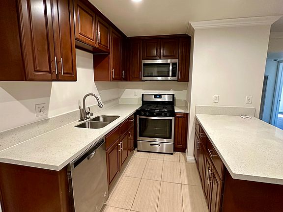 Beautiful kitchen with stainless appliances and quartzite countertops