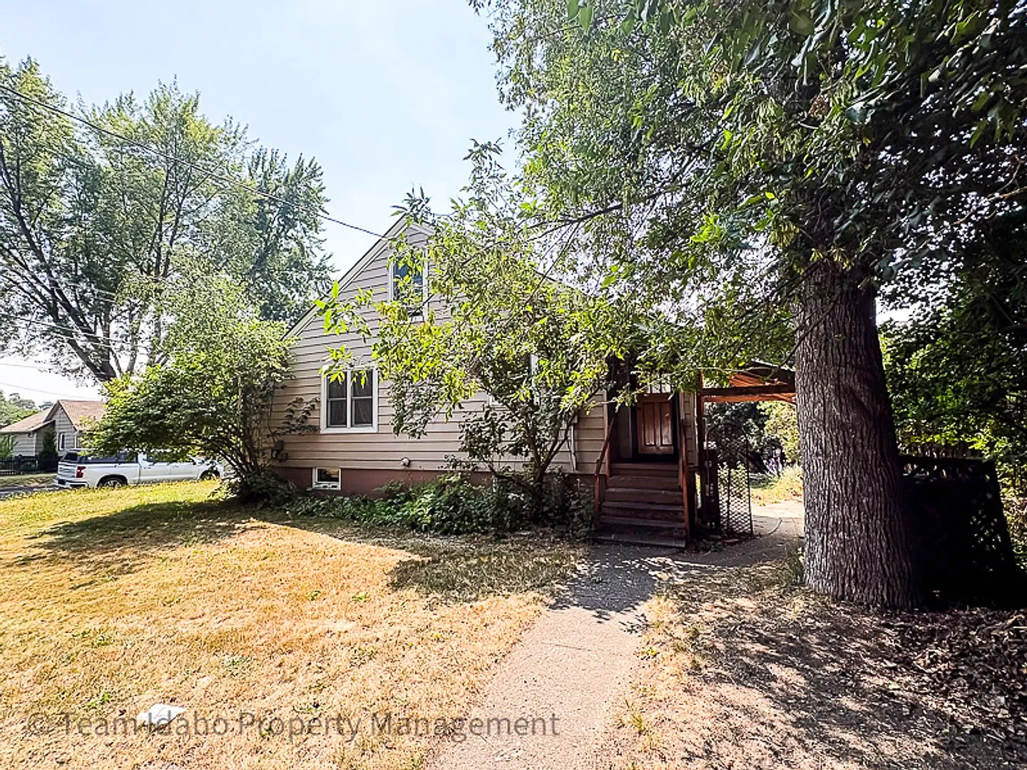 Darling Single Family Home on a Large Corner Lot — Photo 3