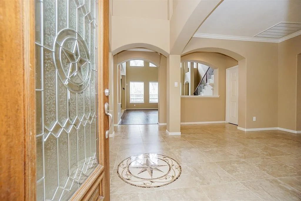 5 bed, 3.5 bath, 3349 sqft, $3,200 — Photo 3
