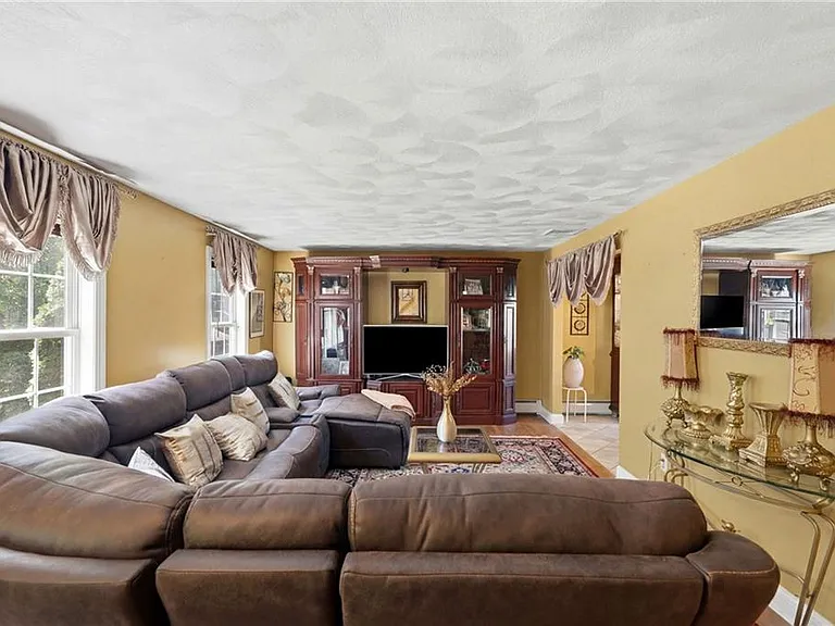 90 Rowley St — Photo 14