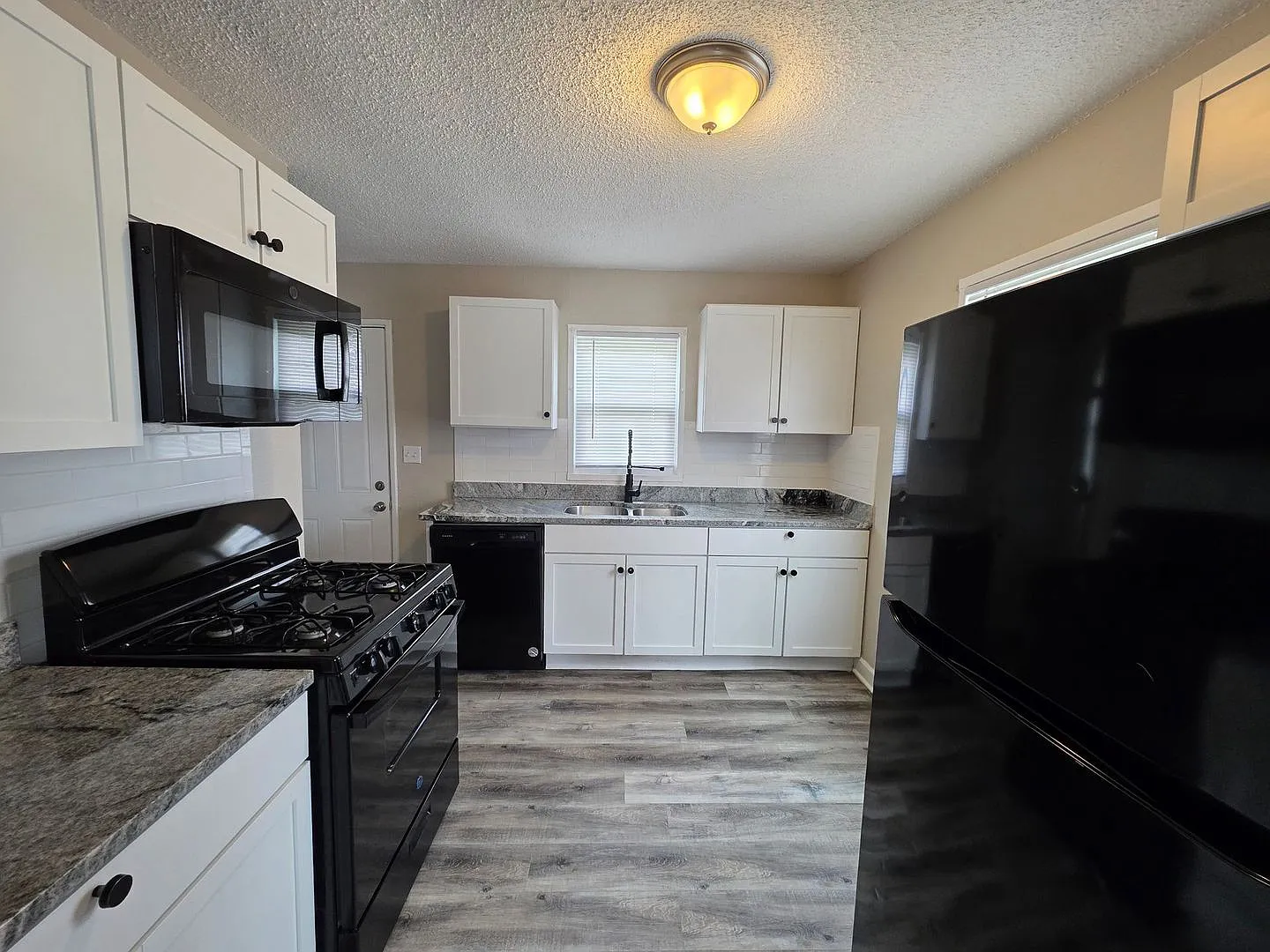 Spacious 2 Bed, 1.5 Bath Duplex Near Red Bridge — Photo 4