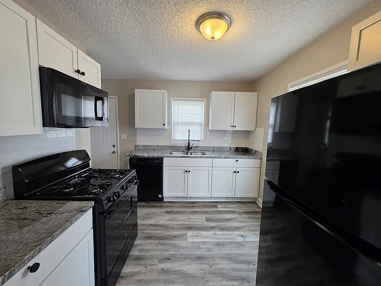 9500 Harrison St — Photo 4