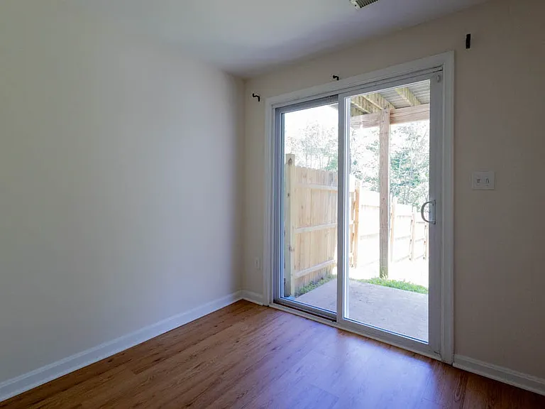 405 Lakeview Ct — Photo 28