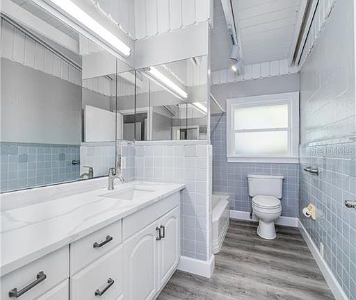 5th image of 404 W Crystal Dr