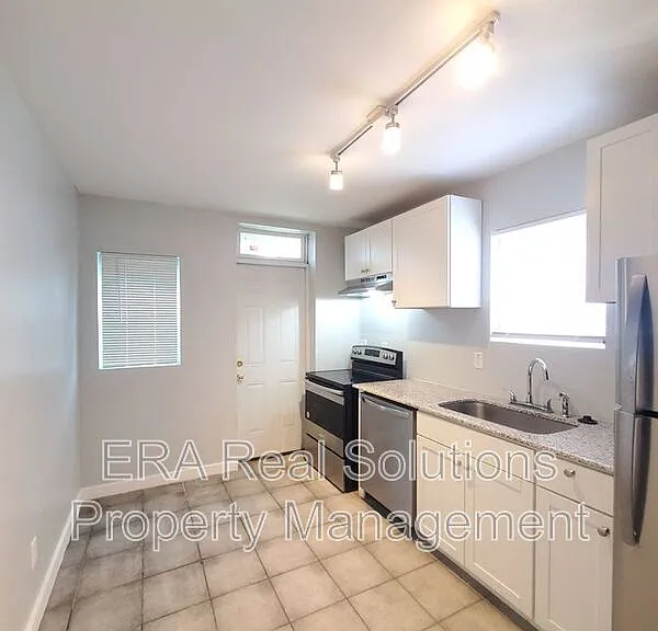 1092 Oakwood Ave — Photo 7