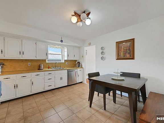 4th image of 8 Cumbermeade Rd