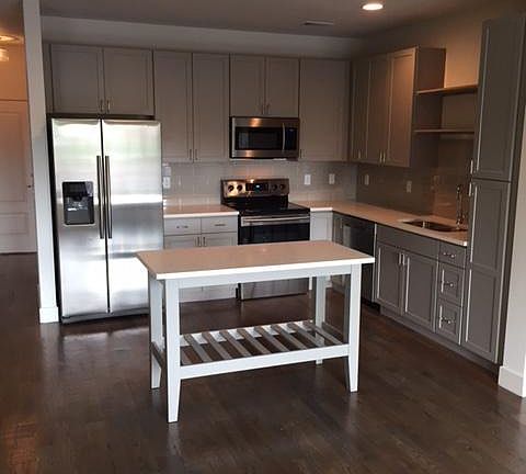  2 Bedroom/2 bath with portable kitchen island