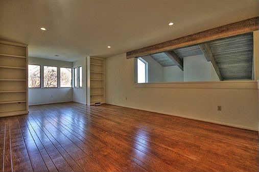 5th image of 336 E Strawberry Dr