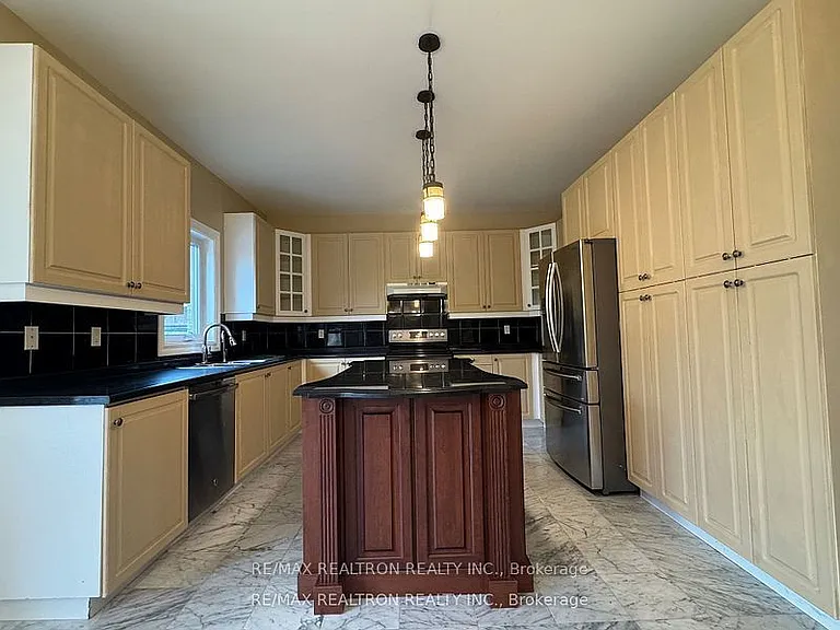 21 Goldring Cres — Photo 7