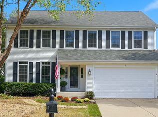 1 Fernwood Ct, Algonquin, IL 60102