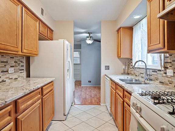 3rd image of 2309 W Greenleaf Ave #E