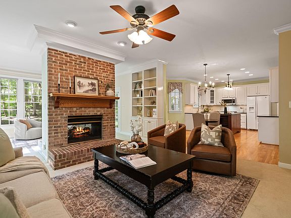 5th image of 315 Hardscrabble Dr