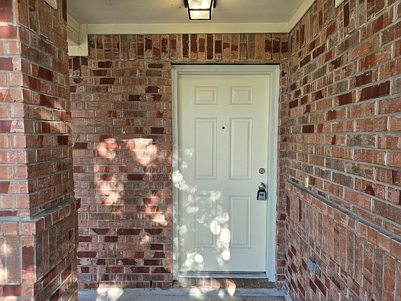 4th image of 2832 Quietwater Dr