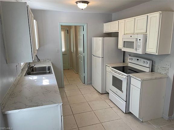3rd image of 318 Leawood CIR