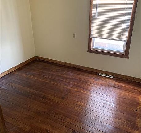 4th image of 122 Lamberton St Floor 1
