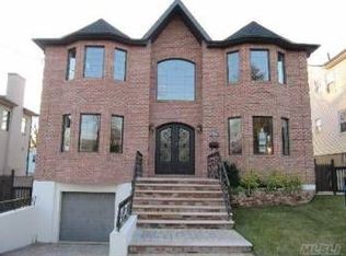 5418 253rd St, Little Neck, NY 11362
