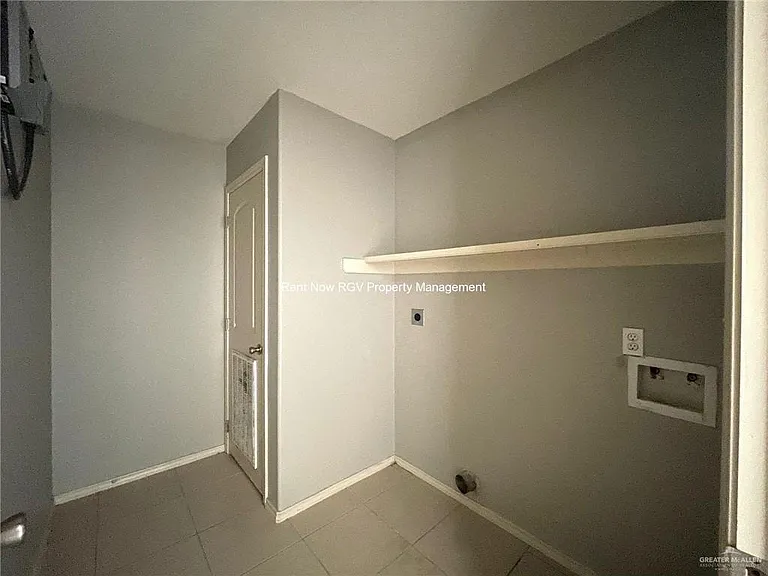 2010 Miroslava Ave #4 — Photo 3