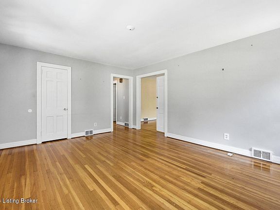 5th image of 210 Ridgeway Ave