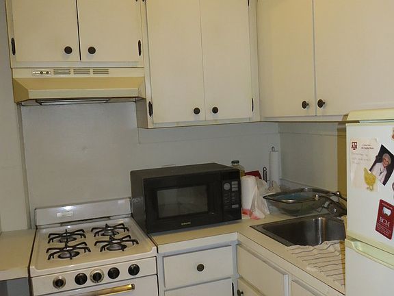 3rd image of 2211-13-15 Spruce St #15-03