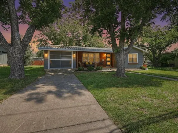 112 W Mulberry St, Fredericksburg, TX 78624