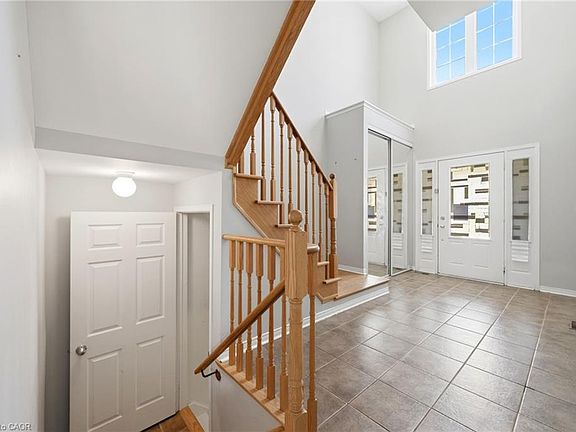 5th image of 82 Gwillimbury Dr